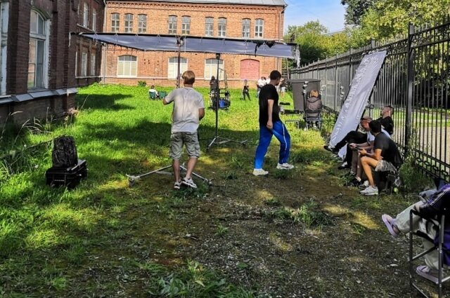 Молодые кадры. Съемки тверь. Отмашка для начала съемки. Тверь киносъемки. Тверь киносъемки.