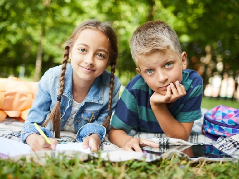 Дети де. Ребенок показывает 10. Die kinder в генетиве.