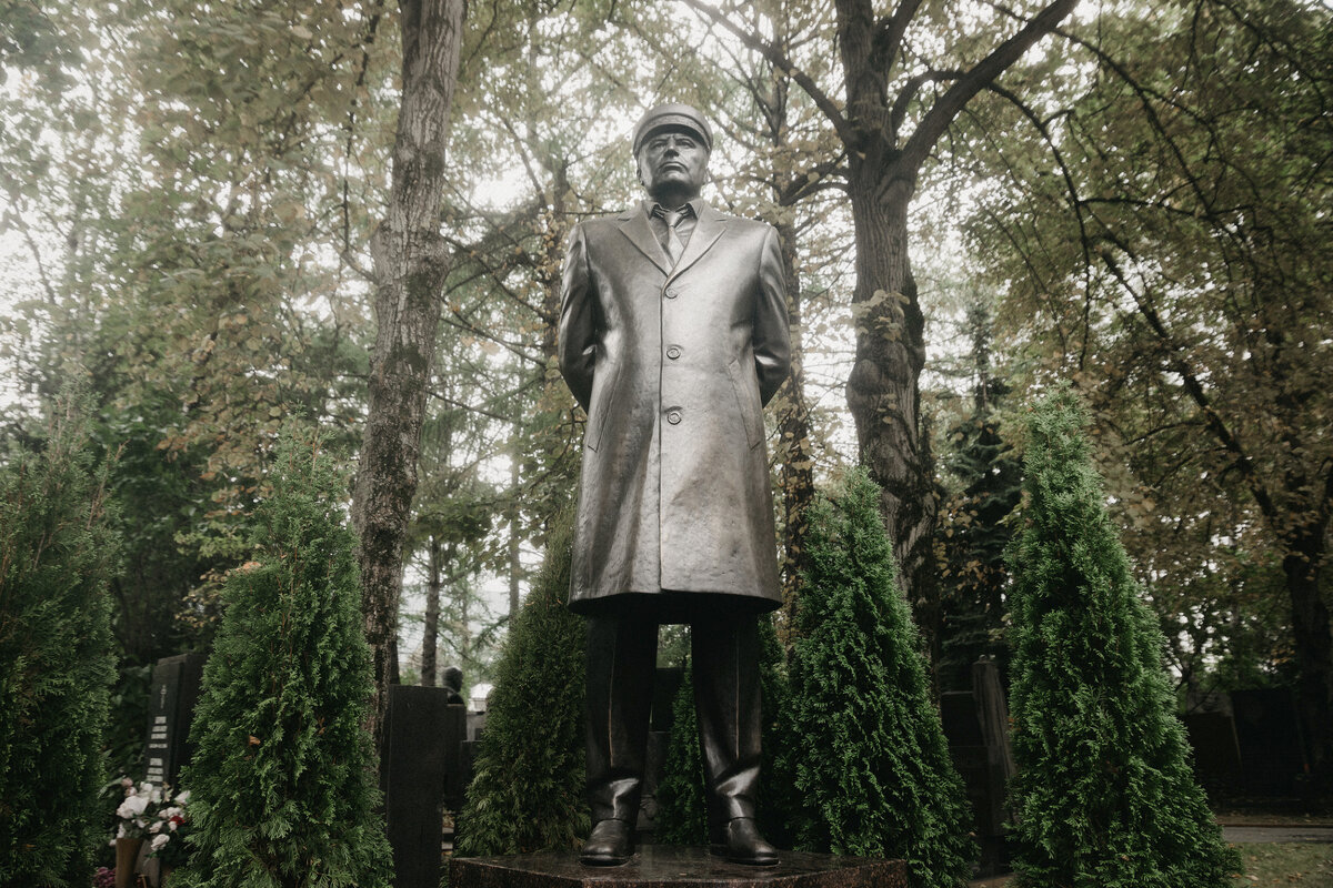 фото памятник жириновскому в москве