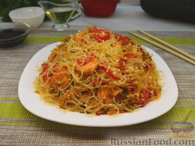 лапша фунчоза, креветки, цукини, перец сладкий, морковь, перец острый, чеснок, масло растительное, соль, соус соевый, уксус рисовый, кунжут
