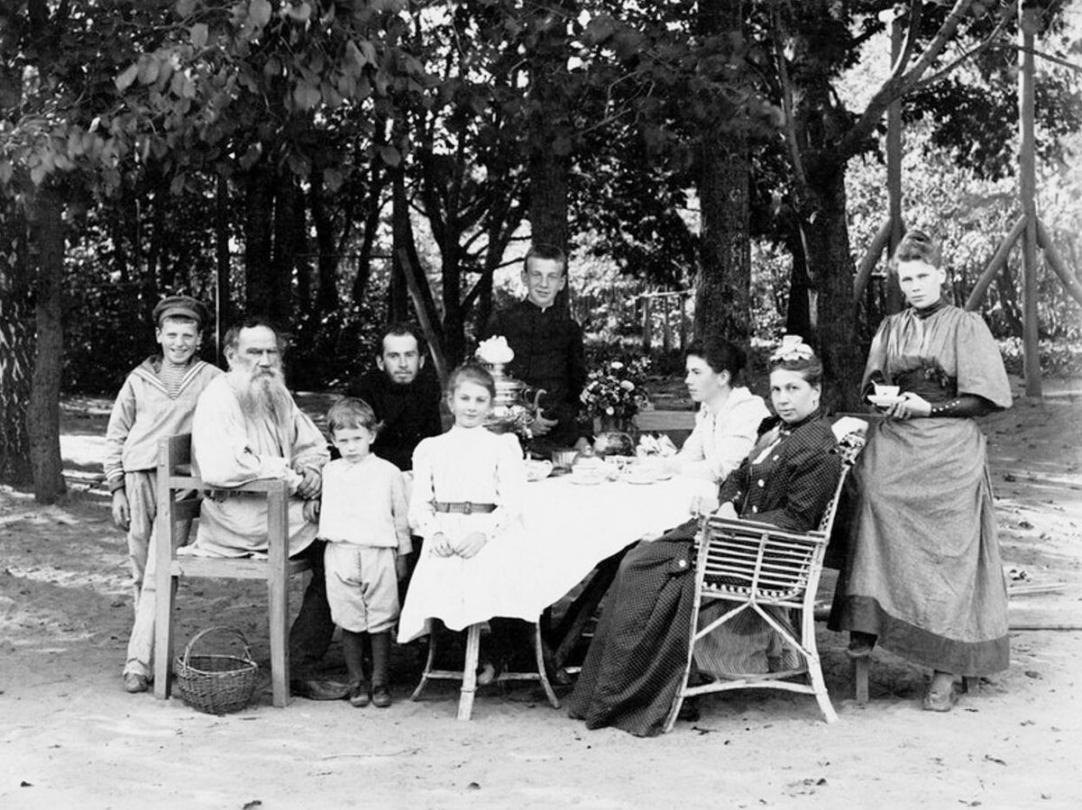 Толстой с семьей за чайным столом в парке, 1892 год, Ясная Поляна