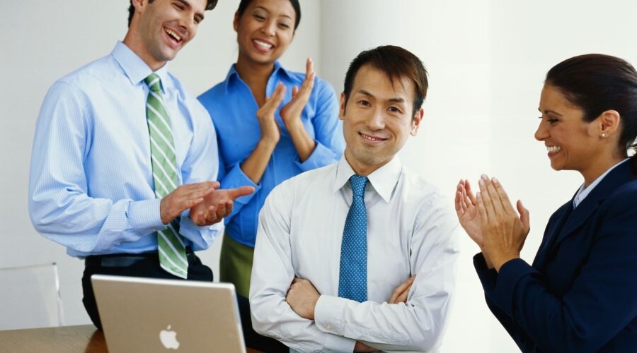 Уважение коллег. Карьера с коллективом. Потребность в уважении окружающих. С уважением коллектив. Уважаемый человек.