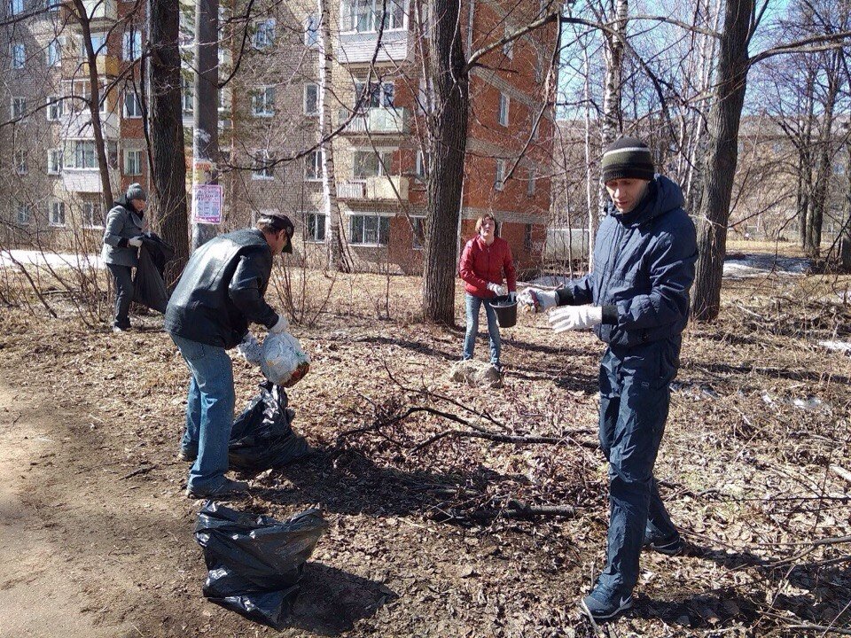 Люди выходят на субботники