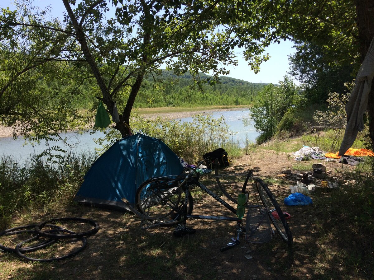 Мой лагерь у реки Пшеха (фото автора)
