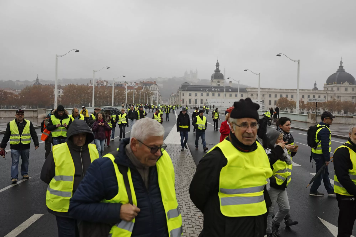 Пенсионеры франции любят одеваться как ГАИшники