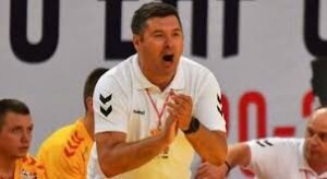 Зато уж где-где, а в противостоянии исландцев с македонцами от лязганья мечей всё искрилось и сверкало! В первой встрече балканцы выгрызли победу над в невероятнейшей концовке. Сначала, при ничейном счете, тренер гостей запросил тайм-аут. Однако старожилы сборной, показательно игнорировав Данило Брестоваца, договорились о своей комбинации и… классически её запороли.