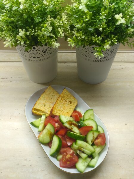 Фотография ужина: куриный кекс и овощной салат