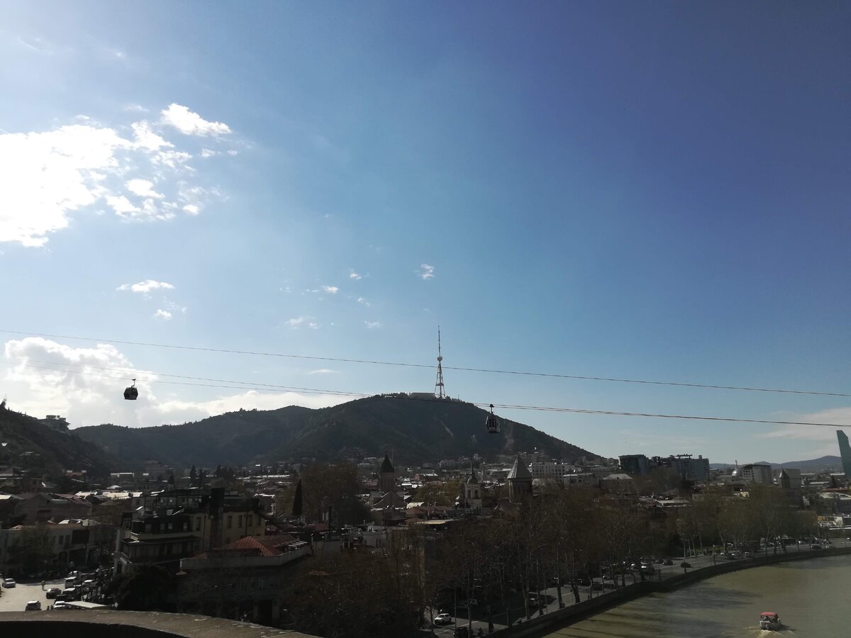 Панорамный вид Тбилиси, с канатной дорогой и рекой Курой.