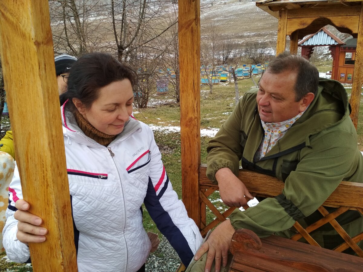 Вы бы рискнули сунуть руку в улей? Меня даже уговаривать долго не пришлось,так было  интересно