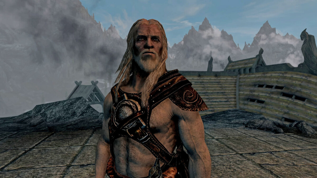 Это я на фоне гор, красивый и мускулистый. 