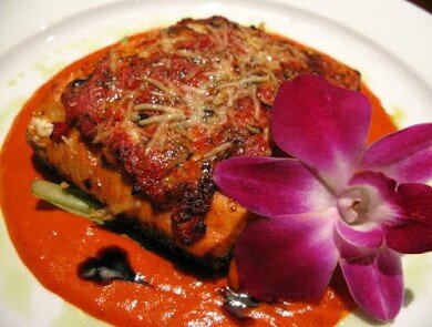 Цветы орхидей украшают блюда азиатскойкухни