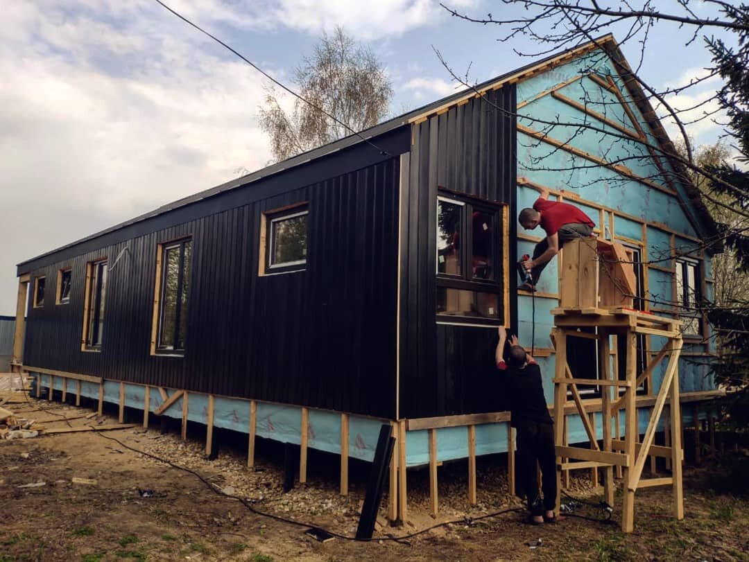 Старый дом возле самой околицы, Покосившийся старый забор...