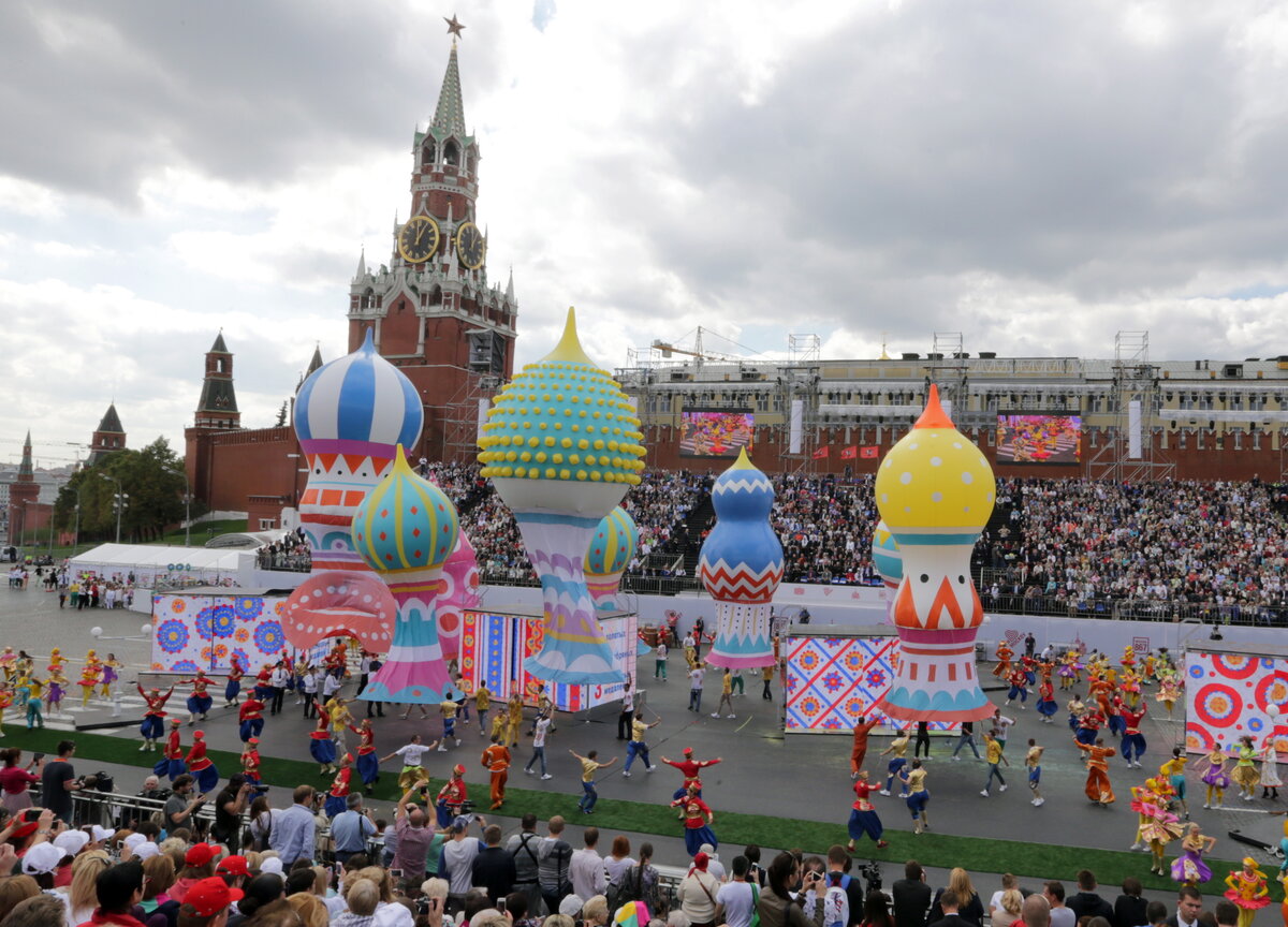 Какова день города. Красная площадь праздник. С днем города Москва. Праздник в городе. Праздник на красной ПЛОЗАД.