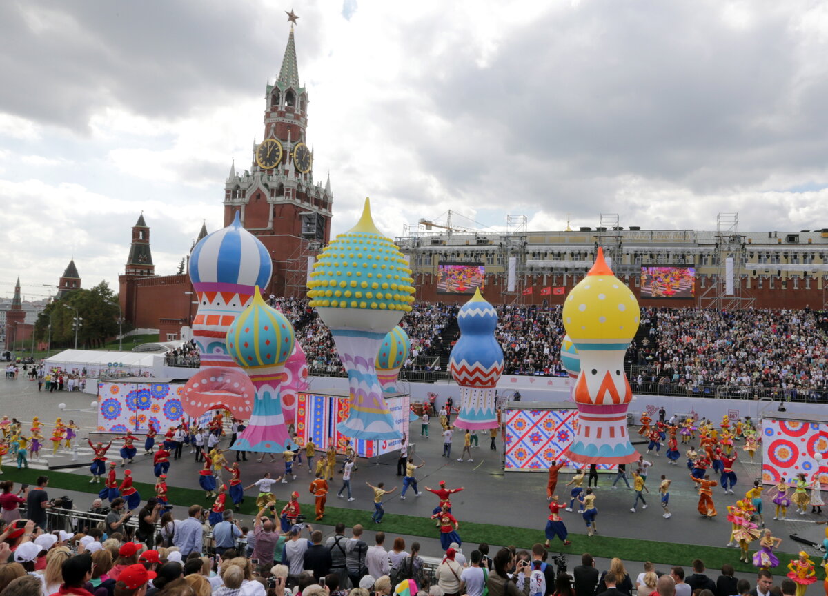 Какие праздники проходят в москве. Красная площадь праздник. С днем города Москва. Праздник в городе. Праздник на красной ПЛОЗАД.