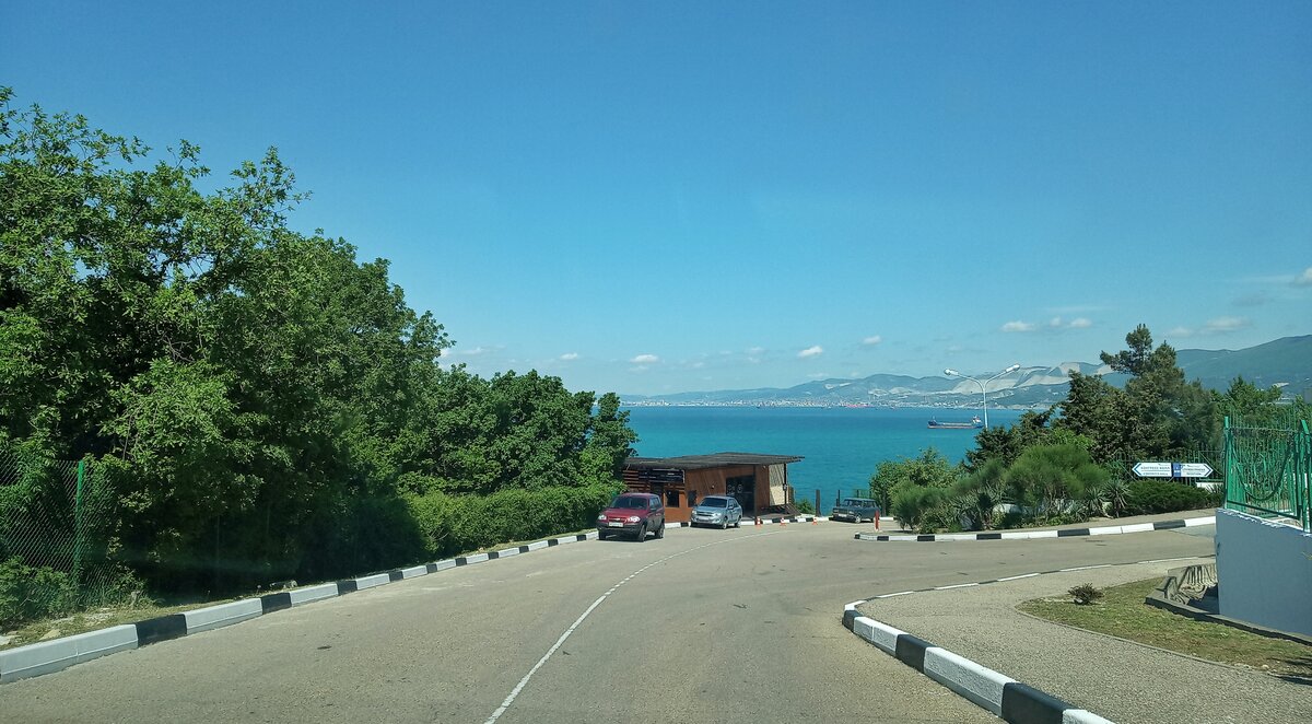 Деревянное строение — ресепшен «Скалы», через него проход к морю