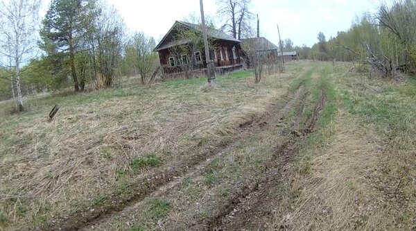 Вороны выгоняют из заброшенной деревни ?\ Старинные вещи под открытым небом??