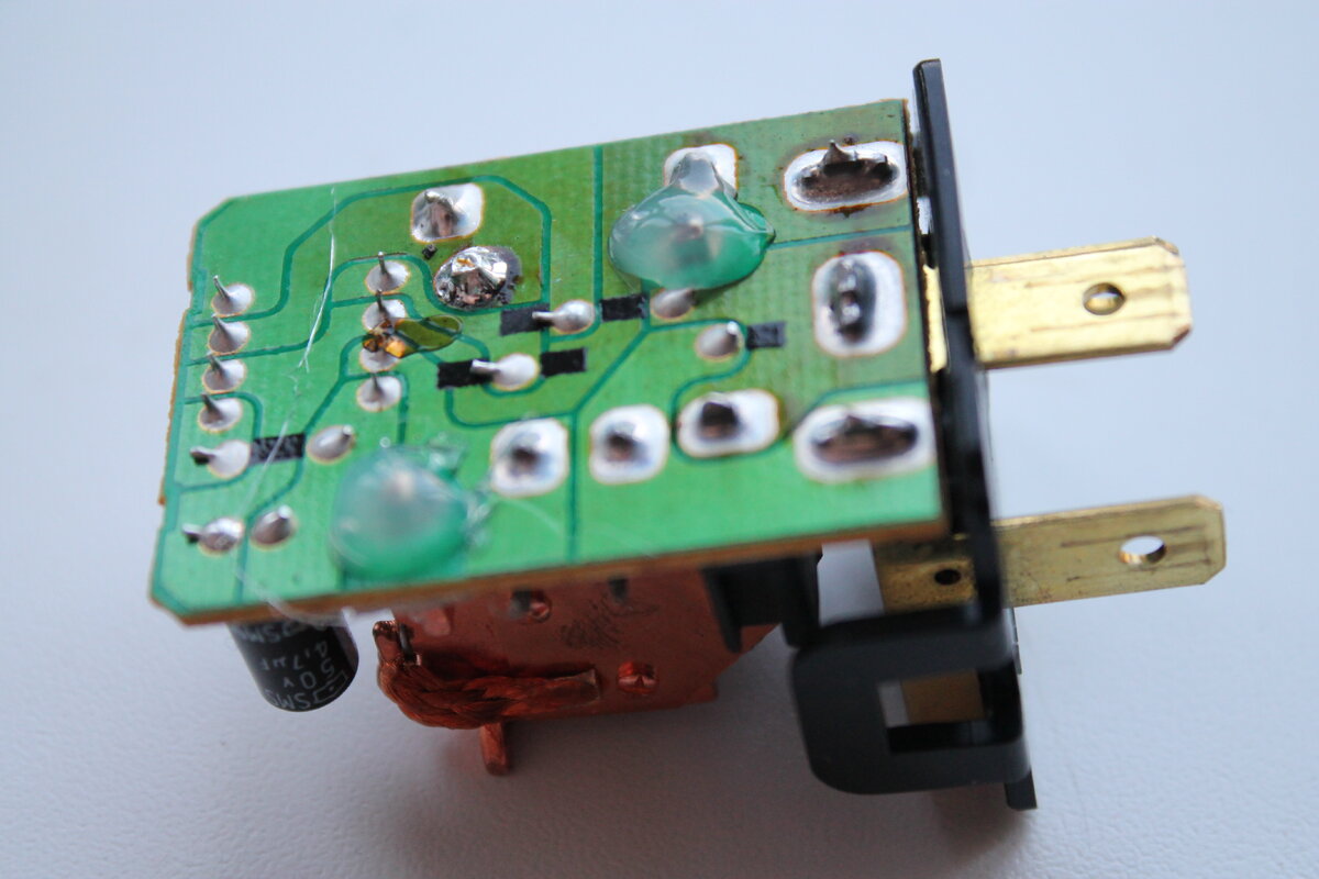 Перепаял и приклеил контакты (рис 2)