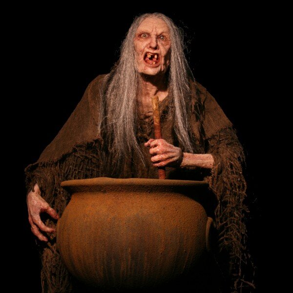 Думаю о чертовщине.  Если в молодости считал это предрассудком , то теперь ,в зрелом возрасте ,стал смотреть на это иначе. Село где я рос находилось на  старом  русле  Волги,  где в период Хазарского Каганата находилась его столица ,город Итиль. Об этом, в 70 – ые  годы прошлого века  будучи  пацаном  я узнал от археологов, которые раскапывали старый курган. После этих раскопок начались напасти в нашем селе. Раскопки археологи закончили подозрительно быстро, сначала прилетел вертолёт и что - то таинственно увёз, затем, в течении дня, собрали свой лагерь археологи, погрузили всё на машины и спешно уехали. Раскопанный курган остался открытым.Пожилой сельчанин и двое молодых парней , которые недавно вернулись со службы в Советской армии, от скуки и любопытства продолжили копать брошенный курган. Раскопками они занимались больше недели и раскопали старый скелет. Желая пошутить над девушками , парни собрали в старое корыто останки, со всей атрибутикой ,что лежала рядом со скелетом и принесли  вечером всё это на танцы. Шума и визга от девиц было много, потом ,когда прелесть испуга прошла, все потеряли интерес к останкам и  бросили корыто  на пустыре. Директор школы сильно ругалась , она заставила тех парней принести останки в школу . Когда директор звонила в районный отдел образования и докладывала о случившимся, я находился рядом и хорошо рассмотрел археологическую находку. Мне показалось, что это была женщина, волосы были чёрные и хорошо сохранившиеся. В корыте я видел  замысловатые мелкие предметы из кости и металла, было много рассыпанных бусинок, много мелких, похожих на монеты ,серебряных кружочков и истлевшую одежду ,с кое где сохранившимся бисером. Директор приказала мне отнести корыто с находкой в чулан, и там заперла на замок. Через месяц приехали  солидные дяденьки в костюмах и я  давал показания об этой находке, говорил всё что знал и всё что видел. Они задавали вопросы и всё записывали. Останки они увезли с собой.  
	Первые несчастья стали случаться с пожилым дядькой. Поздно вечером ,глубокой осенью ,он возвращался верхом на лошади с фермы от родственников. Как он сам рассказывал ,чтобы не скучно было ,пел песни. В какой то момент,  лошадь стала пугаться  и он сам почуял неладное. Но, чтобы не выдавать своего страха , продолжал петь песни ,как ни в чём не бывало. И тут, на лошадь кто - то запрыгнул  и обхватил его сзади за плечи. Сила захвата была такова, что дядька понял, ему не вырваться. Внутренний голос ему подсказывал: не показывай своего страха. Он усилием воли заставил себя продолжать петь и делать вид ,что никого не замечает. Так ,вдвоём они доехали до  села. Нечто спрыгнуло с лошади, забежало вперёд и пыталось заглянуть в глаза мужчине, но он будто не замечая ничего, продолжал петь и пришпоривать коня. Нечто отстало.
	Позже мужчина рассказывал, что это была женщина, одетая в шаровары и в бешмет усыпанный бисером ,на подобие того, что носят старые калмычки. Космы были густые и распущенные, возраста была скорее пожилого. Она была увешана металлическими веригами и чётками. Ему казалось, что где то, он её уже видел. Он перестал выезжать из села, страх сковал его .Работал дядька кочегаром в школьной котельной, которая топилась углём и по какой то случайности угорел. Тело его утром обнаружила директор школы.
	С парнями, что участвовали  в раскопках, тоже случилось несчастье. И началось всё так же, как у дядьки, с прелюдией. Один из парней работал в совхозе шофёром. Летом ,когда прошло полгода после смерти дядьки, парни работали на сенозаготовке. Такая работа обычно длится до поздна.  И вот закончив работу, два наших знакомца, вместе с друзьями, молодым человеком и девушкой, забились в кабину грузовика и поехали домой. С поля до дома дистанция была чуть больше 20-ти километров. Дорога была укатанная и машина ехала быстро. Первой, неладное увидела девушка, она со страхом показала парням на нечто, бегущее рядом. Все четверо, в темноте ,в отблеске фар, увидели старуху, бегущую со скоростью машины и судя по взмахам её рук, требовавшую, чтобы они остановились. ГАЗ - 53 для своего времени был скоростной грузовик, а если ехал без груза ,то не уступал в скорости легковым авто. Водитель дал полный газ и грузовик развил скорость 100 км/час. Старуха не отстала, она подбежала к машине ,запрыгнула на подножку кабины со стороны водителя и попыталась открыть дверь. Молодые парни в страхе, со всей силы удерживали дверь и наконец захлопнули её на контрольную защёлку. Старуха от злости взвыла, от её криков, у всех стыла кровь в жилах. Ведьма влезла на капот и стала заглядывать в лобовое стекло. Водитель резко затормозил, в надежде сбросить её под колёса, но старуха когтями впилась в капот и удержалась. Так они доехали до села и только там, старуха спрыгнула с машины и убежала в темноту. Вся деревня видела глубокие борозды оставленные старухой на капоте .
	Не прошло и месяца, как оба копателя погибли в автокатастрофе. Произошло это при странных обстоятельствах. Двух друзей отправили за грузом в Элисту, был ясный солнечный день, видимость что называется, от горизонта, до горизонта. По федеральной трассе ехал всего один дальнобойный "КАМАЗ",которого они должны были пропустить. Но друзья словно ослепли, не смотря на все сигналы едущего на полной скорости  большегруза,  их грузовик перегородил дорогу. От чудовищного удару у ГАЗ - 53 сорвало и искорёжило кабину, но капот со следами когтей старухи , отлетел от кабины в сторону и остался совершенно цел. Несчастных не стало...До гибели ,бедные парни  уверяли, что узнали старуху по останкам одежды и атрибутам - это над ней, они так беспардонно насмехались на танцах. Перед смертью они признавались, что от одного упоминания о ведьме, у них трясутся поджилки.
	Деревня забеспокоилась. Все стали ощущать, какую - то печать проклятия. Коровы стали плохо доиться, начался падёж ,люди стали бояться выходить по вечера за пределы совхоза в поисках своей скотины. Народ потихоньку стал уезжать. Цветущее хозяйство, стало приходить в упадок. В надежде спасти положение дел, активисты села, обратились к археологам копавшим курган с требованием вернуть останки на место . Но, оказалось, что их отправили в Ленинград, в институт востоковедения. У учёных были серьёзные подозрения, что была раскопана могила хазарской княжны, а останки старухи, чей дух пугает жителей, скорее всего принадлежал её личной шаманше. Поэтому речи о возвращении останков быть не могло... 
	На месте нашей деревни сегодня остались одни руины. Теперь там никто не живёт. С тех пор, вспоминая былую деревню, я думаю,
чертовщина есть.
