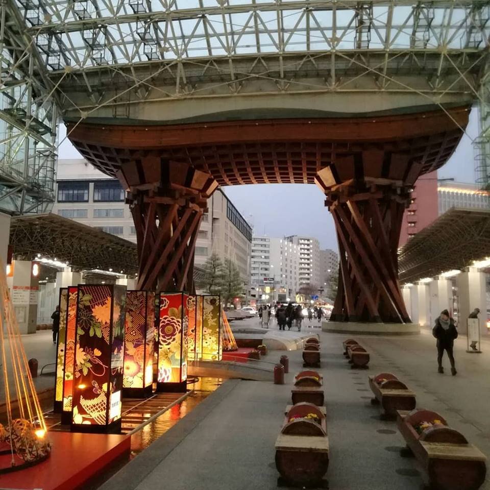 Ворота города. Железнодорожная станция Канадзава.