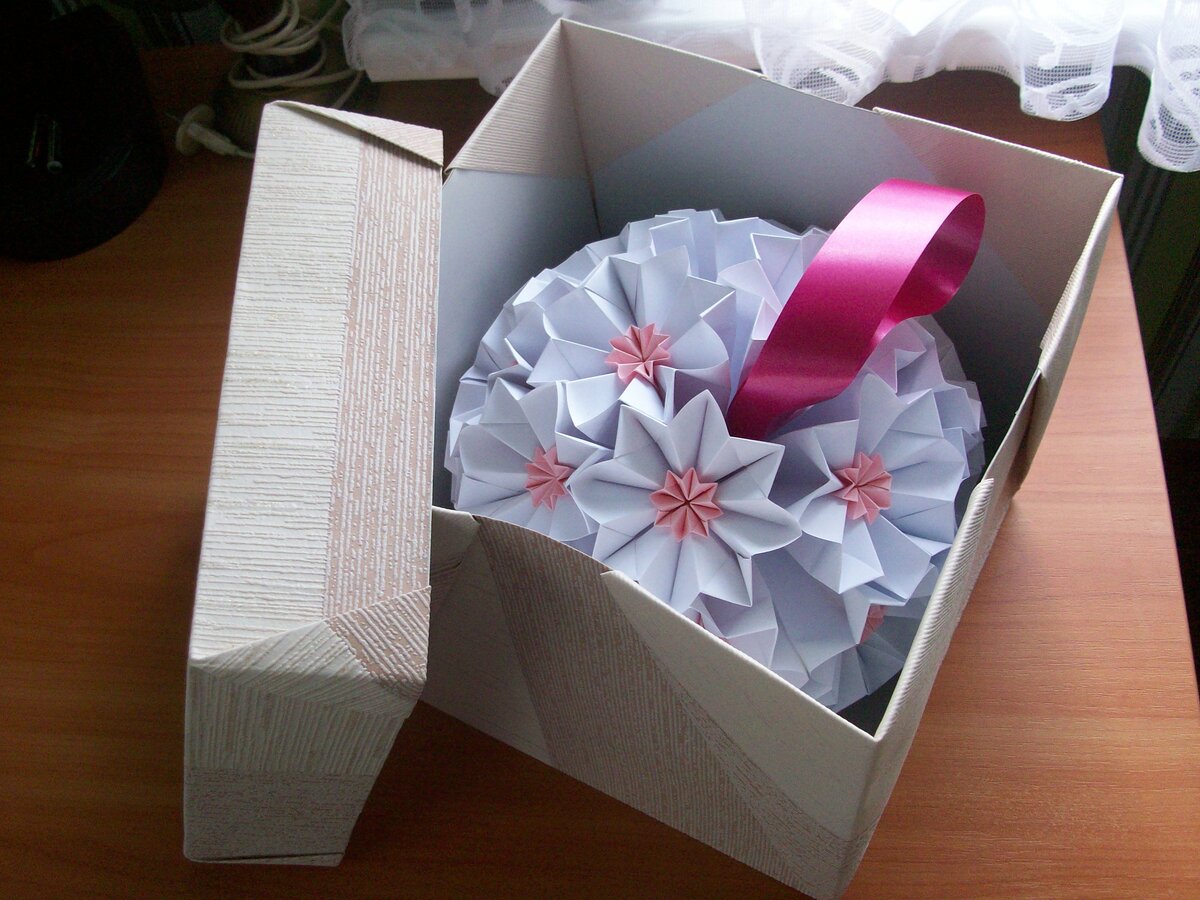 Сувениры из бумаги. Коробочка для подарка. Подарок из коробки. Подарки своими руками. Подарок из бумаги.