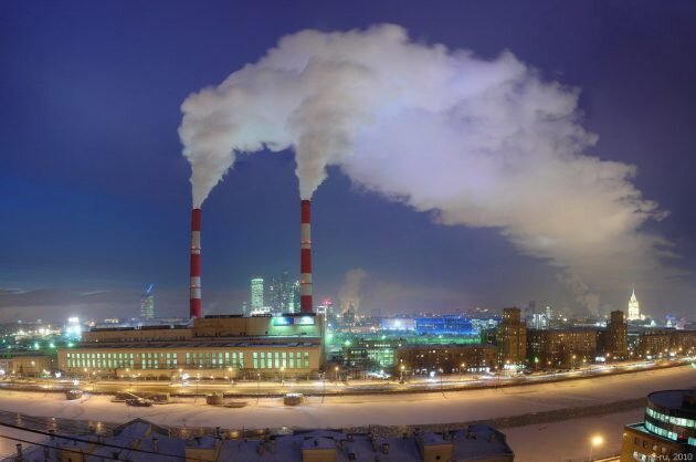 Энергетика — это ещё одна причина серьёзного накопления радионуклидов в организме человека и животных. Каменные угли, используемые для работы ТЭЦ, содержат естественные радиоактивные элементы, такие как калий-40, уран-238 и торий-232. Годовая доза в районе ТЭЦ на угле составляет 0,5–5 мбэр/год. Кстати, атомные электростанции характеризуются значительно меньшими выбросами. 
Медицинским процедурам с использованием источников ионизирующего излучения подвергаются почти все жители Земли. Но это более сложный вопрос, к которому мы вернёмся чуть позже.Для измерения количества энергии излучения используют различные единицы. В медицине основной является зиверт — эффективная эквивалентная доза, полученная за одну процедуру всем организмом. Именно в зивертах на единицу времени измеряют уровень радиационного фона. Беккерель служит единицей измерения радиоактивности воды, почвы и так далее на единицу объёма.