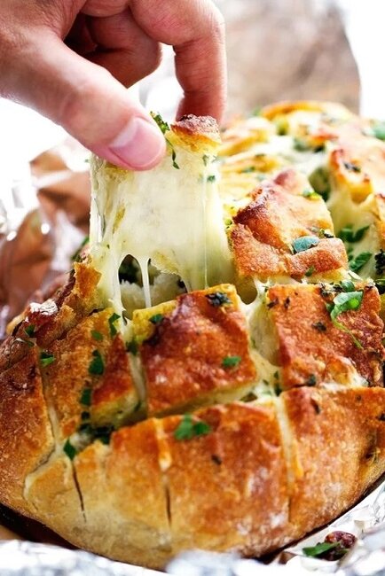 Превращение обычного хлеба в восхитительную сырно-чесночную вкуснятину