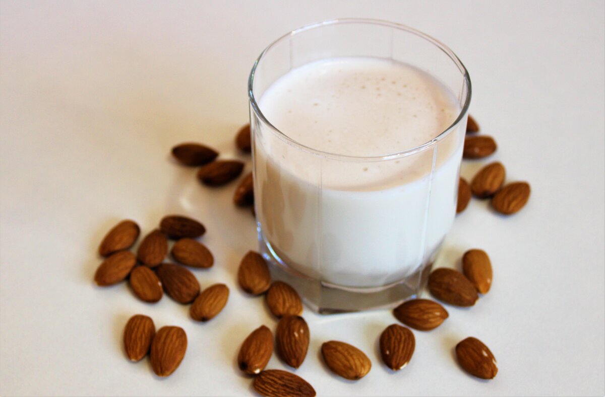 Как приготовить миндальное молоко: полезный рецепт