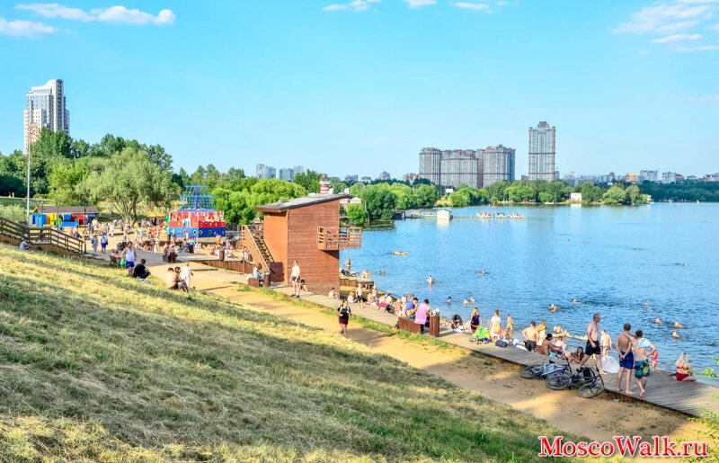 Строгино москва сегодня. Строгино озеро пляж. Пляж Строгино (Строгинский пляж). Строгино Затон пляж. Пляж янтарь Строгино.