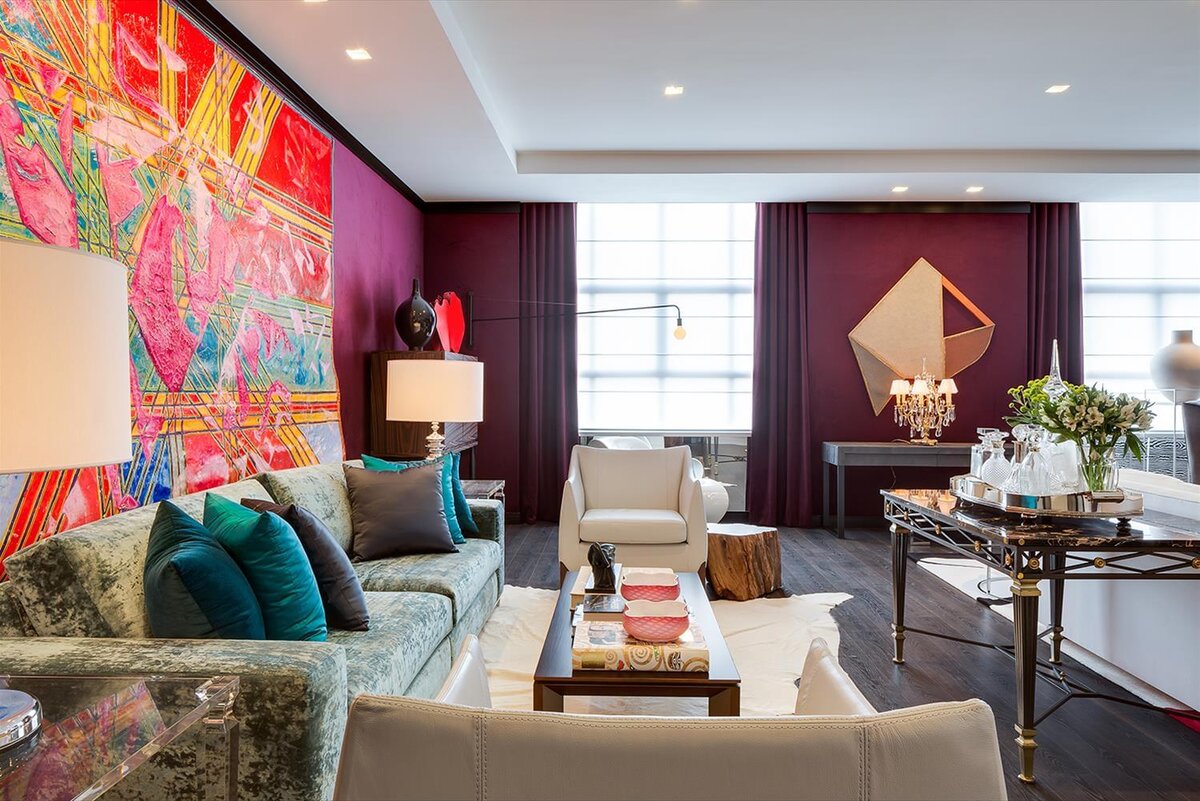 Дизайн интерьера гостиной комнаты в стиле эклектика со сливовыми стенами и серым паркетом