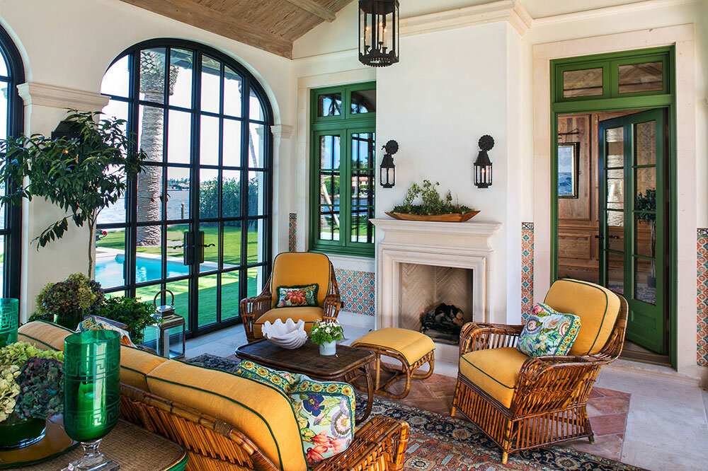 Средиземноморский стиль в дизайне интерьера гостиной с арочными сводами