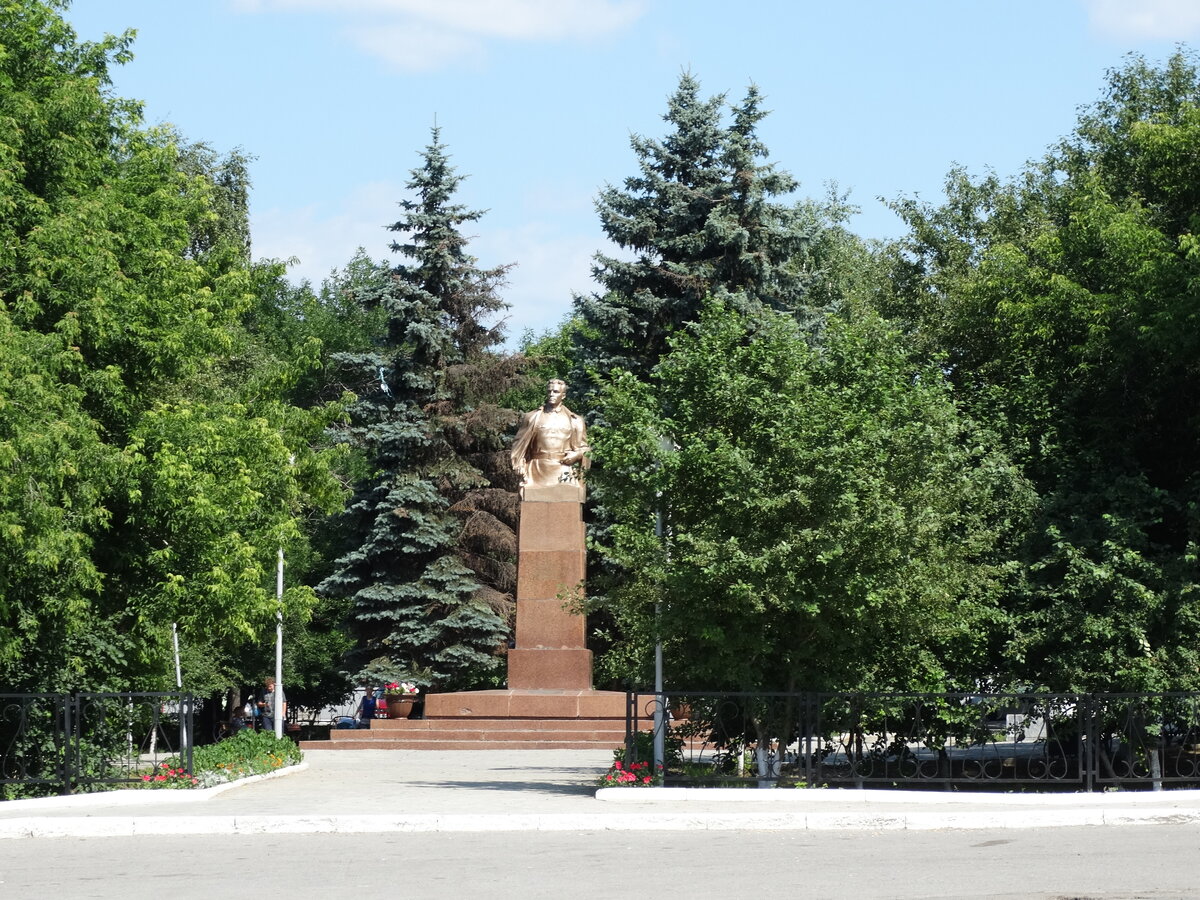 Талица область. Памятник Николаю Кузнецову в Талице. Памятники в Талице Свердловской области. Талица Свердловская область парк Кузнецова. Памятник Кузнецову Новокузнецк.