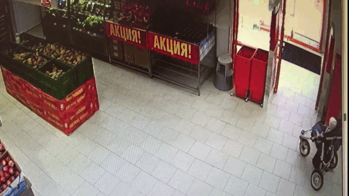 Покидает торговую точку с товаром в коляске