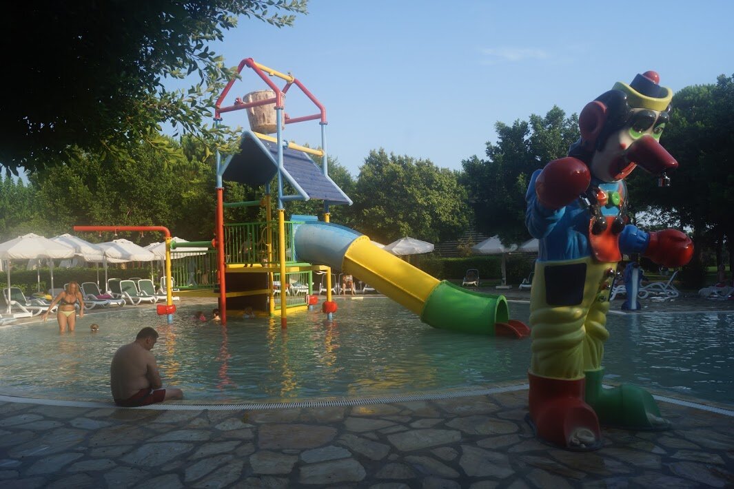 Один из детских бассейнов с песчаным дном