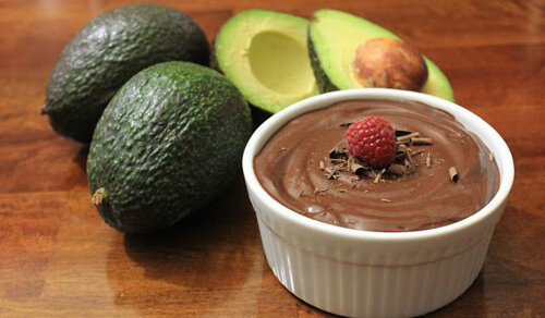 1. Шоколадная паста из авокадо. Вам понадобятся: какао (3 ст. ложки), авокадо  (мякоть) примерно 80 грамм, банан (1шт.), мед (1 ст. ложка), корица  (примерно 0,5 чайных ложки). Приготовление: смешиваем все ингредиенты  воедино при помощи блендера.