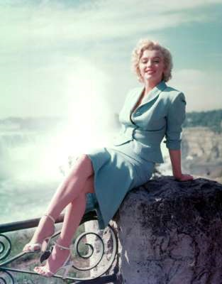 Повторить ставший каноничным образ Мэрилин Монро пытались многие знаменитости. Декольте, юбка клеш и платиновые локоны — лишь то немногое, что Монро привнесла в мир моды. Даже классический жакет с юбкой-карандаш смотрелись на ней как нечто провокационное. Секс-бомба и икона стиля — редкое сочетание, особенно в наши дни.