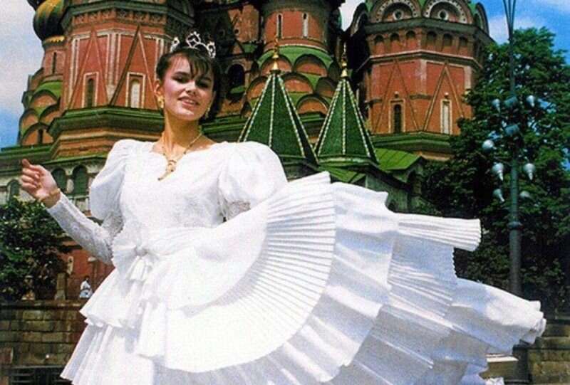 "Платье после фотосессии с меня аккуратно сняли, завернули в чехол и унесли"  Фото взято с Яндекс.Картинки