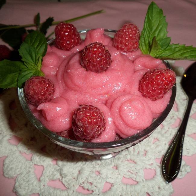 Вкусный и ароматный мусс из манной крупы с малиной