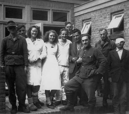 грузинские легионеры с местными жителями.