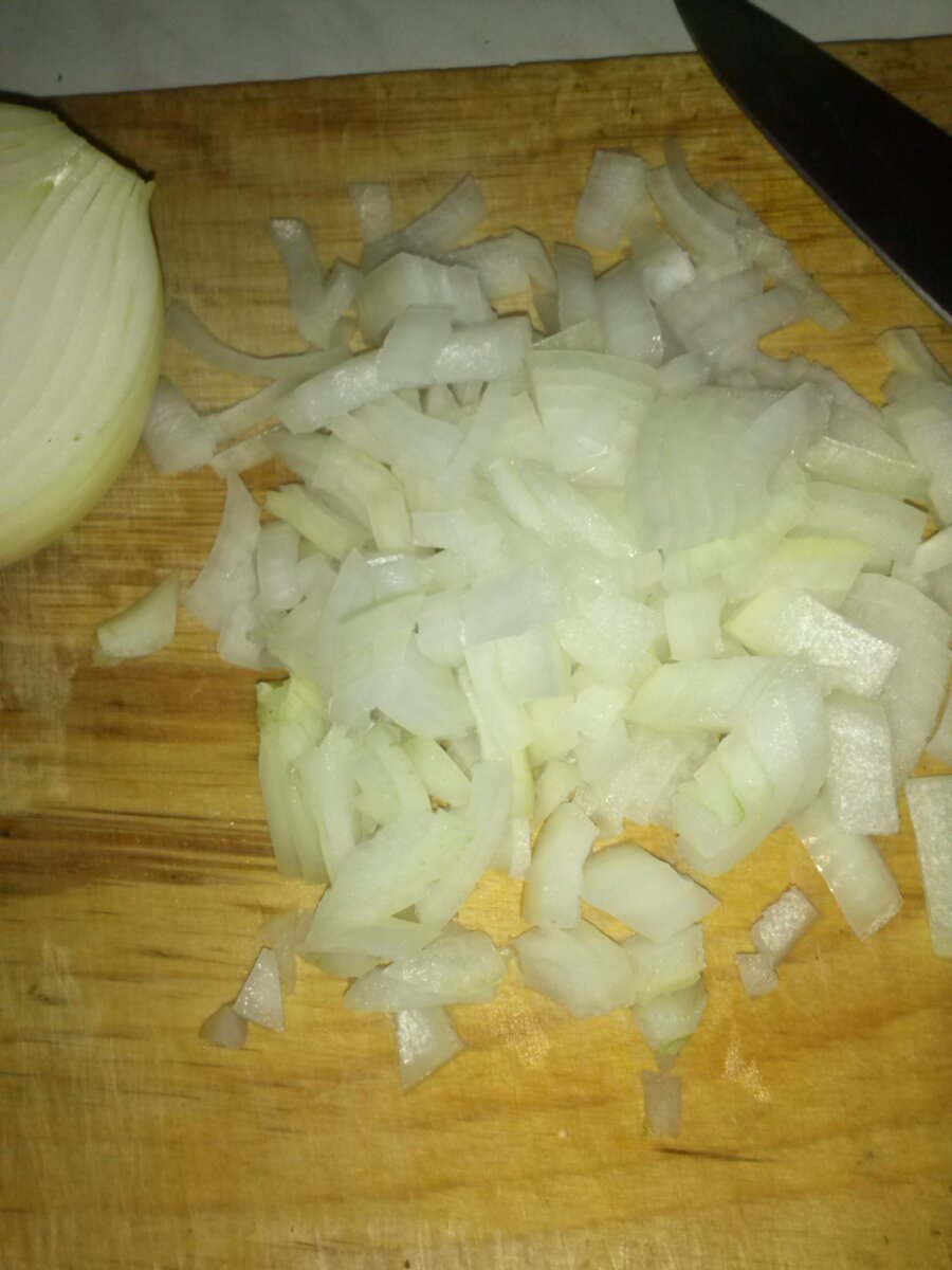 Берём луковицу,режем её средними кубиками.