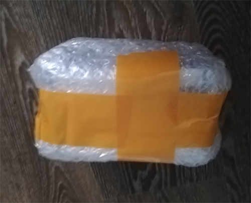 упаковка обычная, сверху еще был черный пакет.