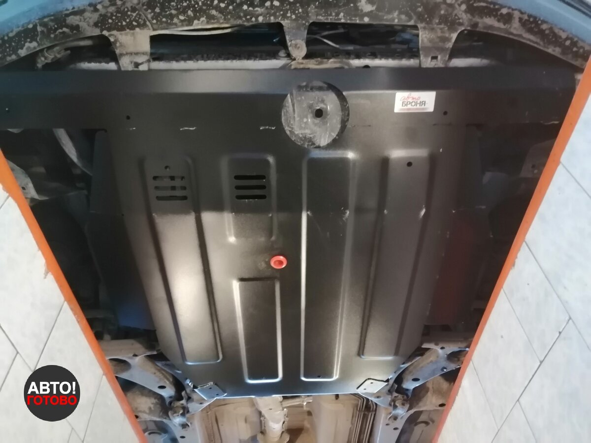 АВТОБРОНЯ. Переднее крепление на приварные уголки - менее удобно при снятии-установке. Защита без лючков и отверстий - выше жесткость, лучше защита от грязи