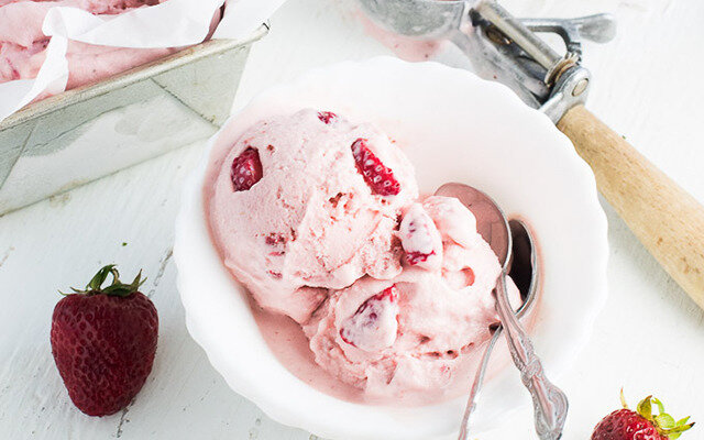Клубничное мороженое со сливками ничто не сравнится, сделанным с нуля, особенно когда его сделали со свежей клубникой.