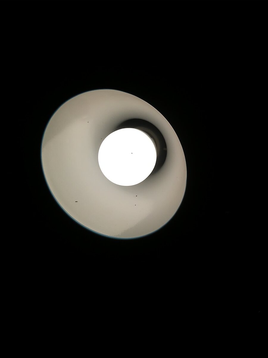 Свет настольной лампы в ночь перед просмотром помогает не уснуть