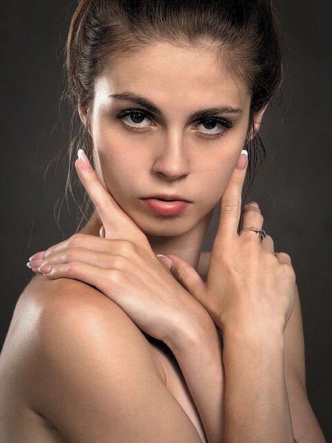  Эфирное масло иланг-иланг устраняет ломкость и расслоение ногтей 