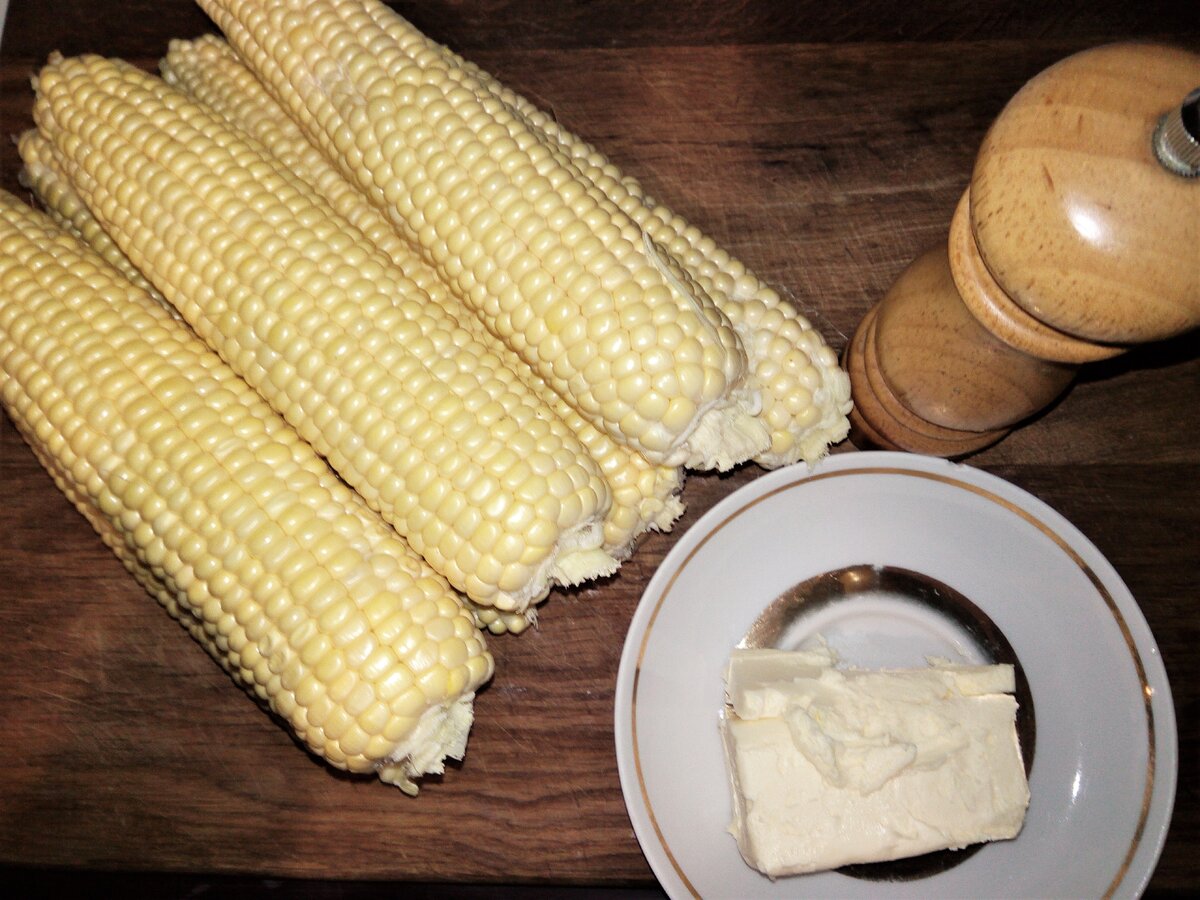Собссно, кукуруза, ручная мельница и кусок масла. Соль и фольга стесняются.