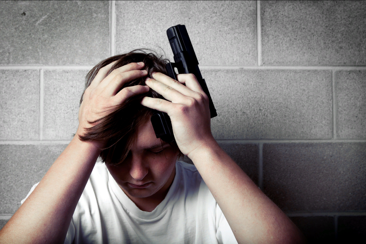 Суицидальное поведение молодежи. Самоубийство подростков. Депрессивный подросток. Подросток с пистолетом.
