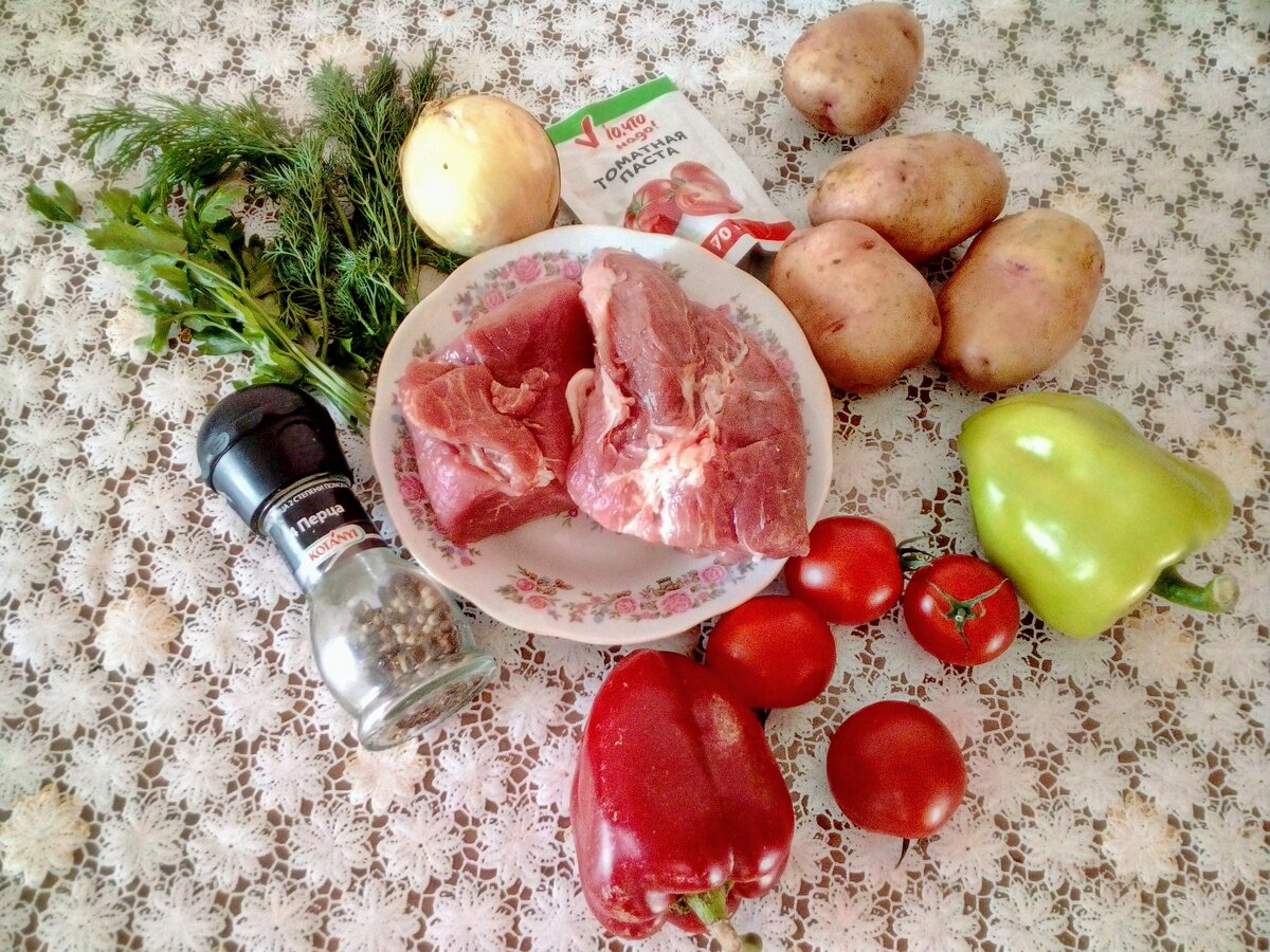 Очень вкусный, ароматный картофельный суп с свининой и овощами.