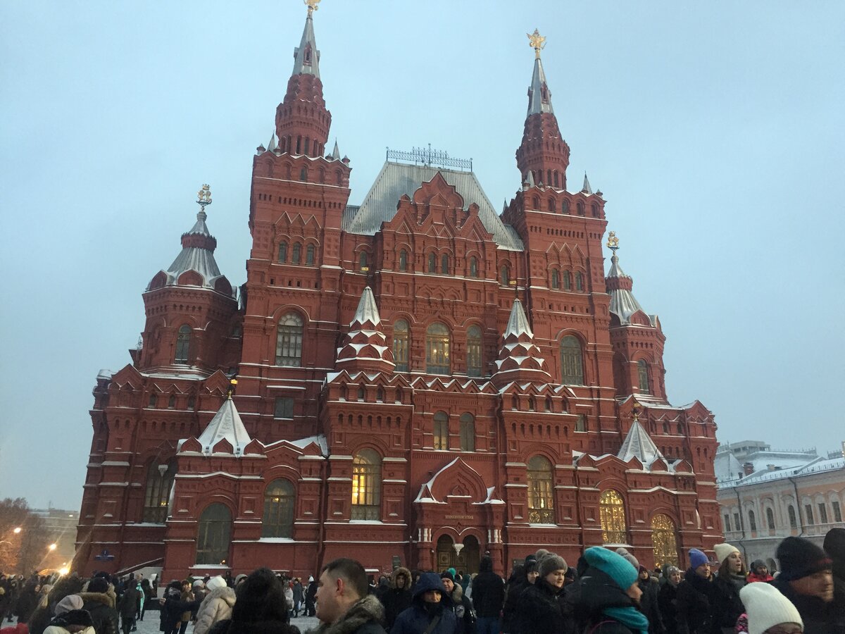 Это красивое здание из красного кирпича сразу строилось под Исторический музей в 1875–1883 гг. специально для размещения национальной сокровищницы России. Землю на Красной площади городская дума выделила ту самую, которая предназначалась для строительства здания для самой городской думы!