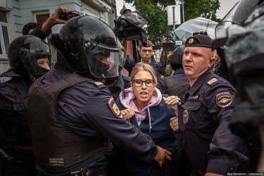 Задержание Л.Соболь (1 на 7)