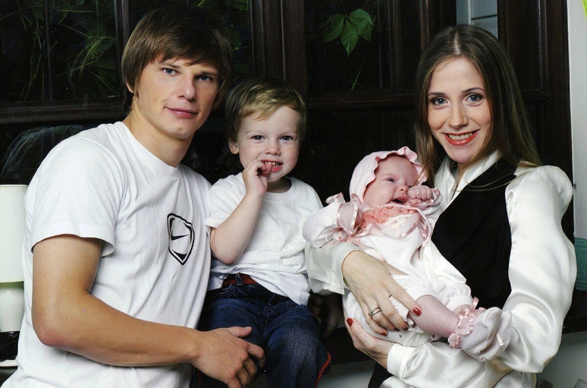 Аршавин и его жена с детьми. 